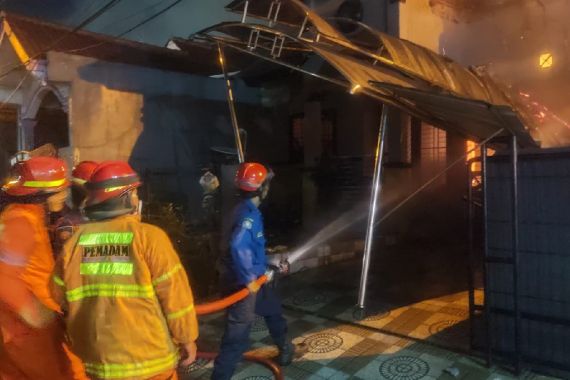 Sebuah Rumah di Bekasi Ludes Terbakar, Kerugian Hampir Rp 1 Miliar - JPNN.COM