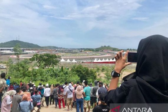 Mbak Yenni Menonton MotoGP Mandalika dari Bukit, Marc Marquez Jatuh ya? - JPNN.COM