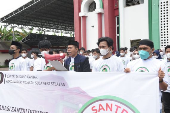 Santri di Sulsel Berikan Santunan kepada Marbut dan Deklarasi Dukung Ganjar Pranowo - JPNN.COM