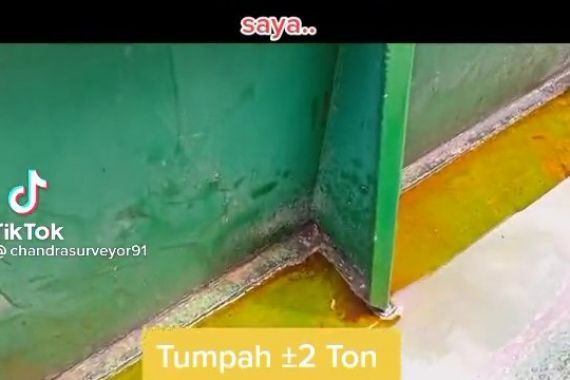 Video Viral 2,5 Ton Minyak Goreng Tumpah ke Laut, Kombes Indra: Hoaks - JPNN.COM