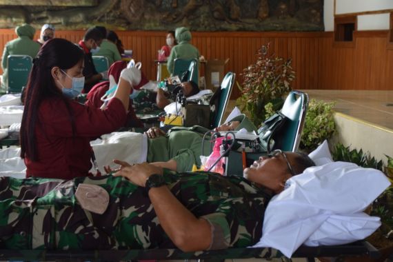Korem 174/ATW Merauke Sumbangkan 124 Kantong Darah, Dokter Gita Nur Azisah Bilang Begini - JPNN.COM
