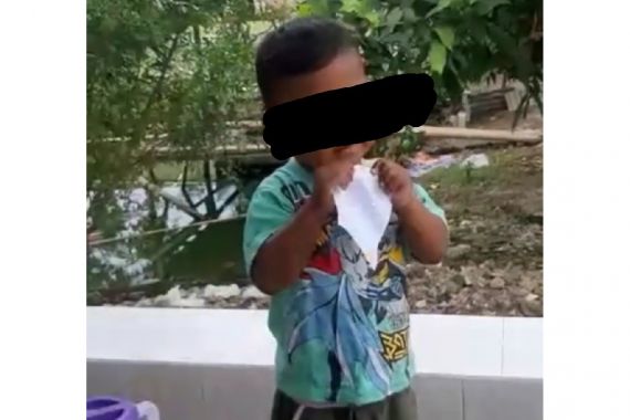 Viral Bocah Doyan Makan Sandal Hingga Kertas, Begini Kata Psikolog Anak, Ternyata - JPNN.COM
