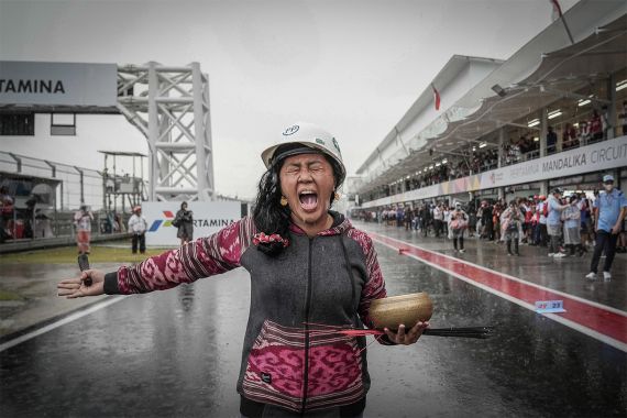 Mbak Rara Pawang Hujan MotoGP Indonesia Dapat 3 Peringatan Keras dari Orang Sakti - JPNN.COM