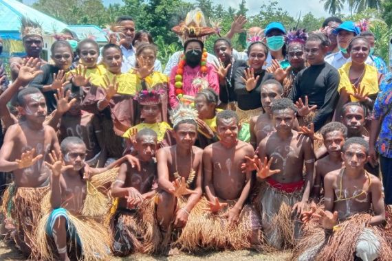 Datang ke Papua, Mensos Tri Rismaharini Serahkan Bantuan Nyaris Rp 2 Miliar - JPNN.COM