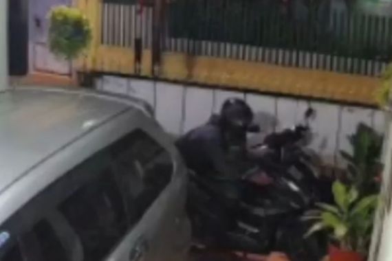 Saat Salat Subuh, 2 Pria Terekam CCTV Berbuat Terlarang, Warga Lapor Polisi - JPNN.COM
