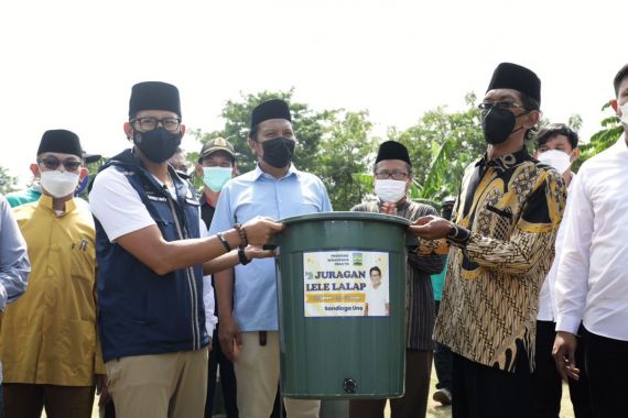 Buka Lapangan Kerja, Sandiaga Ajak Warga Jadi Jurangan Lele Lalap - JPNN.COM