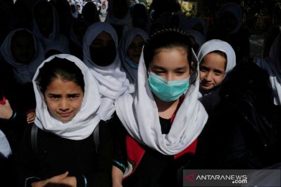 Taliban Ingkar Janji, Para Siswi Tinggalkan Sekolah sambil Menangis - JPNN.COM