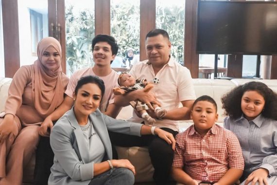 Raul Lemos Akhirnya Bertemu Baby Ameena, Aurel Hermansyah Bilang Begini - JPNN.COM