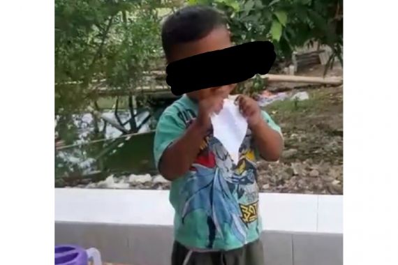 Viral, Bocah Doyan Makan Kertas Hingga Sandal, Bagaimana Saat BAB? - JPNN.COM