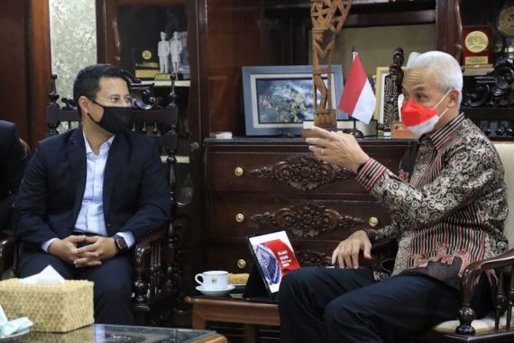 Menemui Ganjar Pranowo, Desmond Lee Menyerahkan Undangan Khusus - JPNN.COM