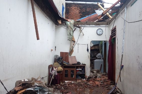 Tolong, Rumah Warga di Bekasi Runtuh Akibat Angin Kencang, Ada yang Terluka - JPNN.COM