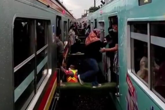 Viral Video Evakuasi Penumpang KRL Menggunakan Kursi Kereta, KAI Buka Suara - JPNN.COM