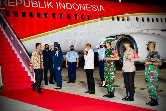 Jokowi Tiba di NTT Malam Hari, Lihat Tuh Siapa yang Menyambut? - JPNN.COM