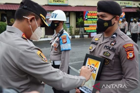2 Oknum Polisi Ini Resmi Dipecat setelah Kombes Budhi Mencoret Foto Keduanya di Upacara PTDH - JPNN.COM