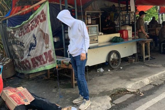 Kecelakaan Tunggal Maut di Jaktim, Jasad Korban Ditutup Kardus, Viral - JPNN.COM