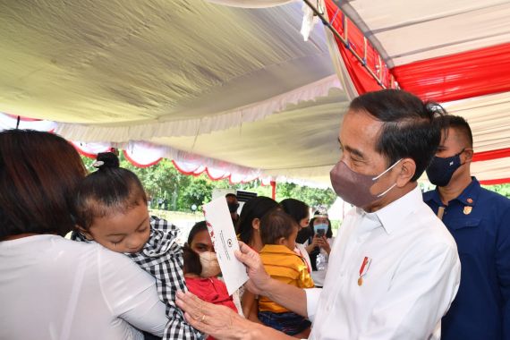 Seusai Temui Anak-anak Stunting di NTT, Jokowi Bilang Begini ke Viktor Laiskodat Cs - JPNN.COM