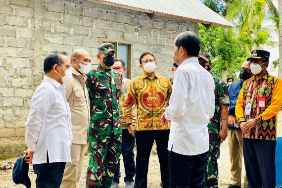 Jokowi Menyimak Serius Penjelasan Prajurit TNI Ini, Bukan Jenderal, Siapa Dia? - JPNN.COM