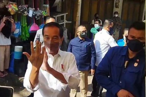 Disoraki Tiga Periode di Pasar, Lihat Tuh Ekspresi Jokowi, Senang Banget - JPNN.COM