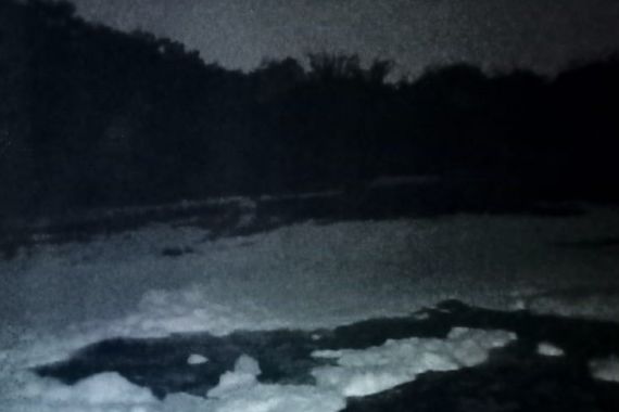 Sungai Cileungsi Keluarkan Bau Tak Sedap, Warga: Buka Mulut, Hirup Udara Pahit - JPNN.COM