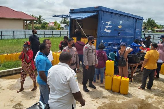 Distribusi 7 Ton Minyak Goreng di Merauke Dikawal Anak Buah AKBP Untung Sangaji - JPNN.COM