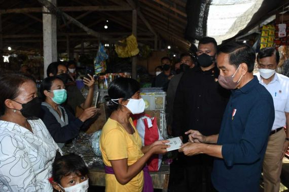 Di Bali, Luhut Terus Bayangi Jokowi, dari Ikut Berpidato sampai Bagi-bagi Uang di Pasar - JPNN.COM
