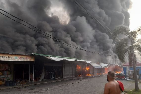 Kebakaran Besar di Tangerang, Kios dan Rumah Warga Ludes Terbakar - JPNN.COM