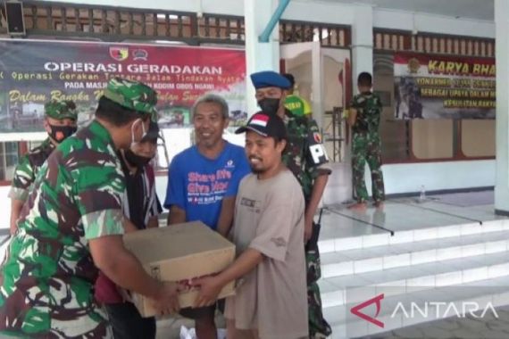 Sambut Ramadan, Ratusan Prajurit TNI Membersihkan Masjid - JPNN.COM