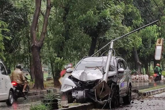 Lalai, Pengendara Mobil Tabrak Tiang Lampu Jalan di Jaktim, Lihat nih Fotonya - JPNN.COM