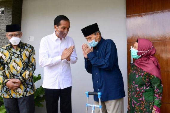 Jokowi Jenguk Buya Syafii, Kemudian Bersyukur Ucap Alhamdulillah  - JPNN.COM