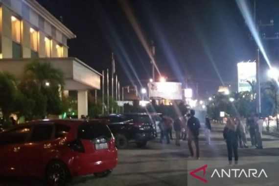 Sabtu Malam, Gempat Magnitudo 5,2 Guncang Kendari, Warga Berhamburan Keluar Rumah - JPNN.COM