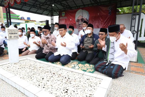 Ziarah ke Makam KH Zaenal Musthofa, Gus Muhaimin Teladani Keberanian Pejuang Islam Itu - JPNN.COM