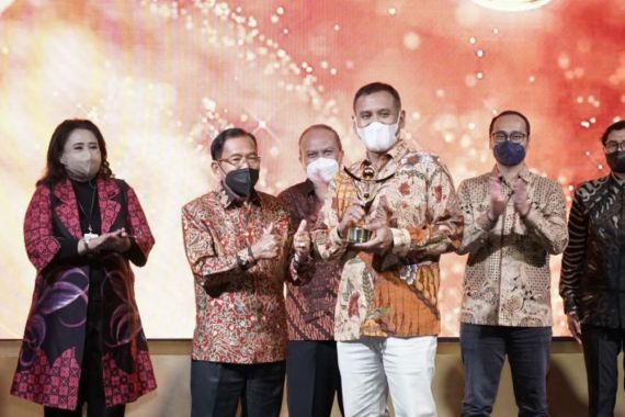 Dirut PKT Sabet Predikat CEO Terbaik Anak Perusahaan BUMN - JPNN.COM