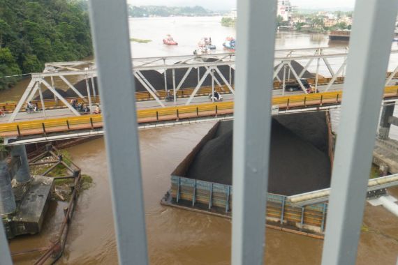 Terseret Arus Sungai, Kapal Tongkang Menghantam Jembatan Mahakam, Nih Penampakannya - JPNN.COM