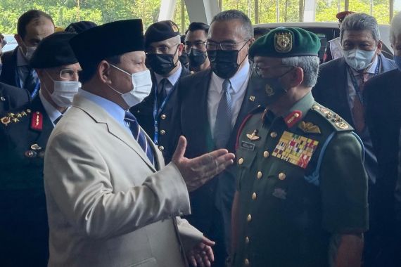 Hadiri Pameran Pertahanan, Menhan Prabowo Berbincang Akrab dengan Raja Malaysia - JPNN.COM