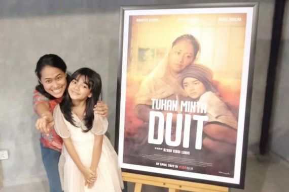 Tantangan Putri Ayudya Menjadi Nenek di Film Tuhan Minta Duit - JPNN.COM