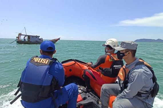 SPKKL Sambas Bersama Rapala Mencari Nelayan Hilang di Perairan Selakau - JPNN.COM