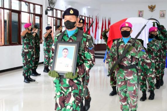 Dua Prajurit Marinir Gugur, Jajaran TNI AL Kibarkan Bendera Setengah Tiang - JPNN.COM