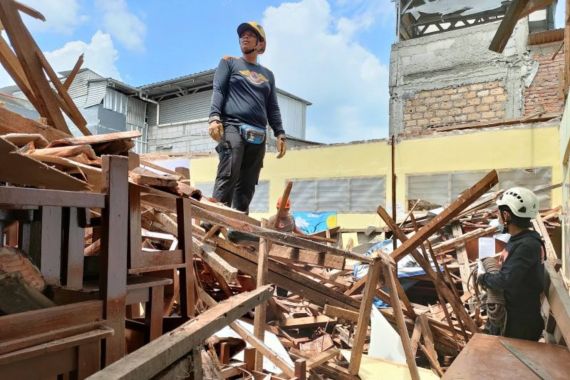 Miris, Sekolah di Bogor Ambruk Akibat Bangunan Lapuk - JPNN.COM
