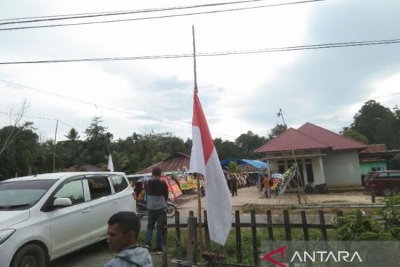 Sambut Jenazah Prajurit Marinir TNI AL Korban KKB, Warga Mengibarkan Merah Putih Setengah Tiang - JPNN.COM