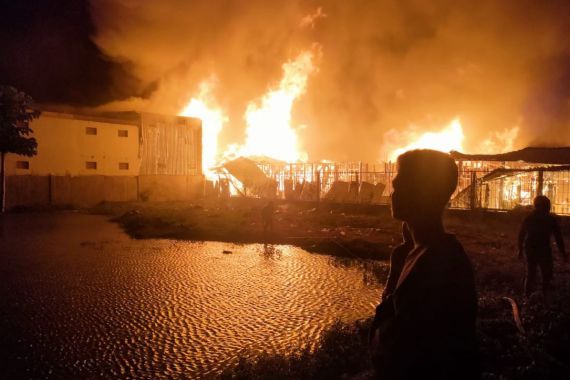 Tempat Hiburan Malam Terbakar Saat Pengunjung Ramai, Mencekam, Rumah Warga Hangus - JPNN.COM