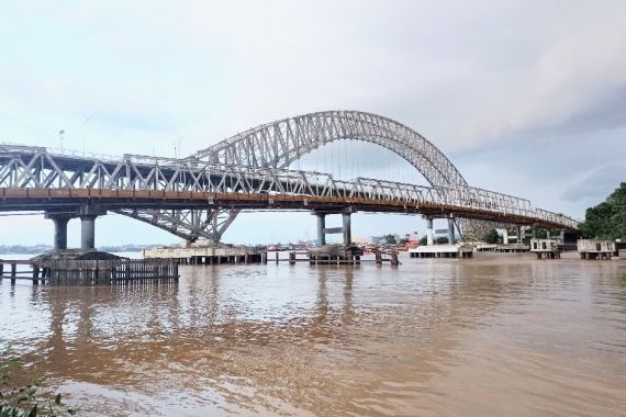 Ditabrak Tongkang, Pilar Jembatan Mahakam Retak, Kendaraan Berat Dilarang Melintas, Sampai Kapan? - JPNN.COM