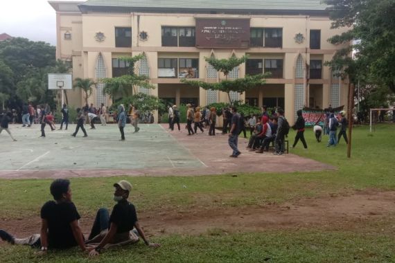 Bentrok Mahasiswa 2 Fakultas di UIN Alauddin Makassar Terjadi Lagi, Lihat - JPNN.COM
