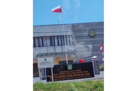 Parah, Bendera Merah Putih Dipasang Terbalik di Batam, Pakar Hukum Ini Berkata - JPNN.COM