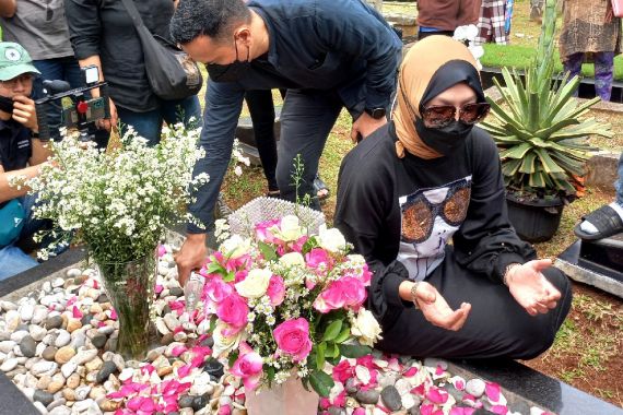 Jelang Ramadan, Angelina Sondakh Berziarah ke Makam Adjie Massaid, Bawa.. - JPNN.COM