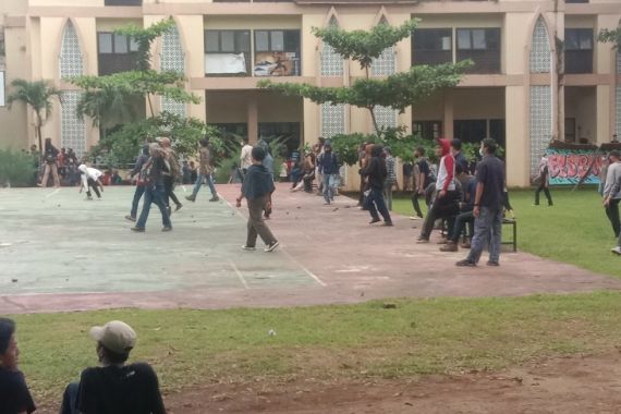 Bentrok Mahasiswa Teknik vs Hukum, Dekan UIN Alauddin Makassar Berdarah-darah - JPNN.COM