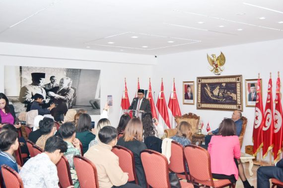 Harumkan Nama Indonesia, Pengusaha Tunisia Ini Dapat Penghargaan dari Gus Dubes - JPNN.COM