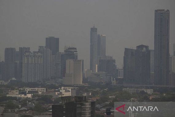 Potret Langit dan Udara Jakarta Berkabut Akibat Polusi - JPNN.COM