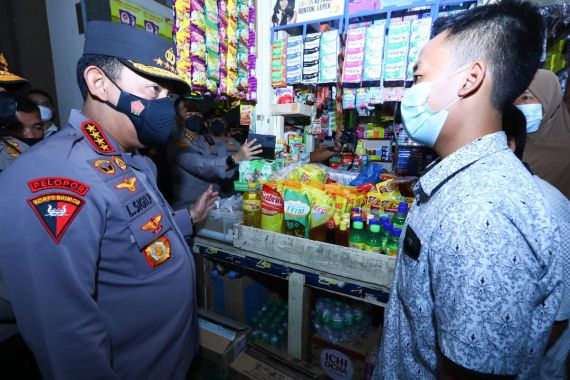 Cek Minyak Goreng di Pasar Muntilan, Kapolri Minta Pedagang Lapor Apabila Distribusi Terganggu - JPNN.COM