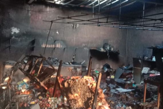 Kebakaran Kios di Pasar Kronjo Tangerang, Kerugian Capai Ratusan Juta Rupiah - JPNN.COM