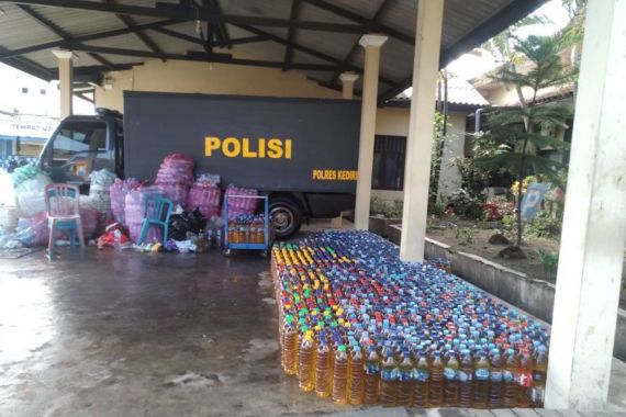 Ribuan Liter Minyak Goreng Ini Dijual Murah oleh Polisi, tetapi Ada Syaratnya - JPNN.COM